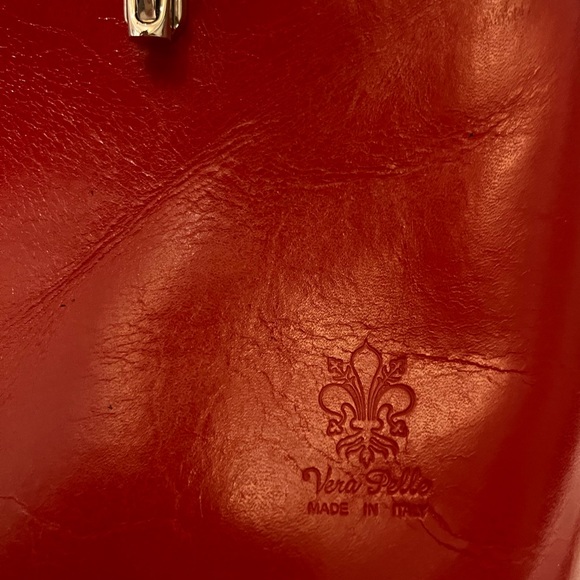 Red Italian leather Vera Pelle crossbody - Picture 3 of 5